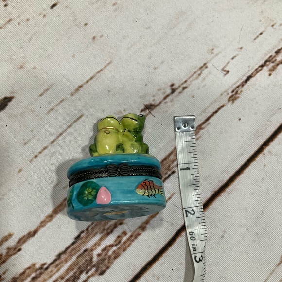TWO FROGS IN LOVE HINGED TRINKET BOX - Picture 5 of 8
